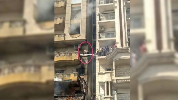 شاب مصري يقدم على مخاطرة مرعبة لإنقاذ جيرانه من الموت حرقاً