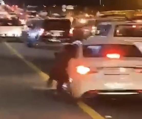 شاهد الفيديو الذي تسبب بإيقاف مقيم يمني في تبوك .. وكيف حاول الهرب! (فيديو)