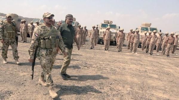 طارق صالح: كيف تثيروا قضايا جانبية وتتركوا الحوثي يحتل 3 مديريات بيومين؟