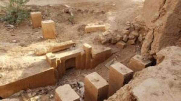 بالصور: يمني يعثر على كنز ثمين أثناء محاولته إعادة بناء منزله