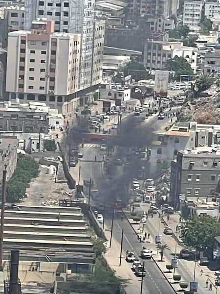هجوم بسيارة مفخخة يستهدف موكب محافظ عدن وبرفقة وزير الثروة السمكية 