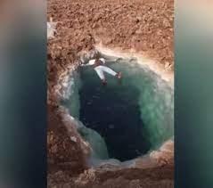 شاب لا يُجيد السباحة يختبر ما يُقال عن بحيرة مصرية.. شاهد ما حدث