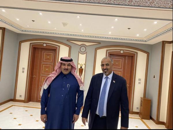 السفير آل جابر يلتقي بعيدروس الزبيدي .. وهذا ما قاله الجابر له !