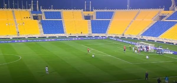 فيديو مرعب.. لاعب قطري يصارع الموت بعد سقوطه بشكل مفاجئ أثناء المباراة