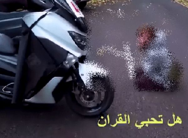 فيديو مؤثر.. لفتاة تسمع آيات قرآنية بصوت الشيخ السديس.. وتجثو على ركبتيها