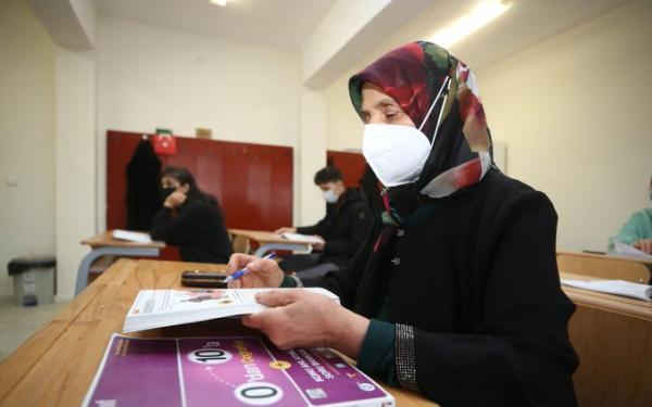 سيدة لم يمنعها عمرها الـ 84 من الحصول على شهادة الثانوية العامة
