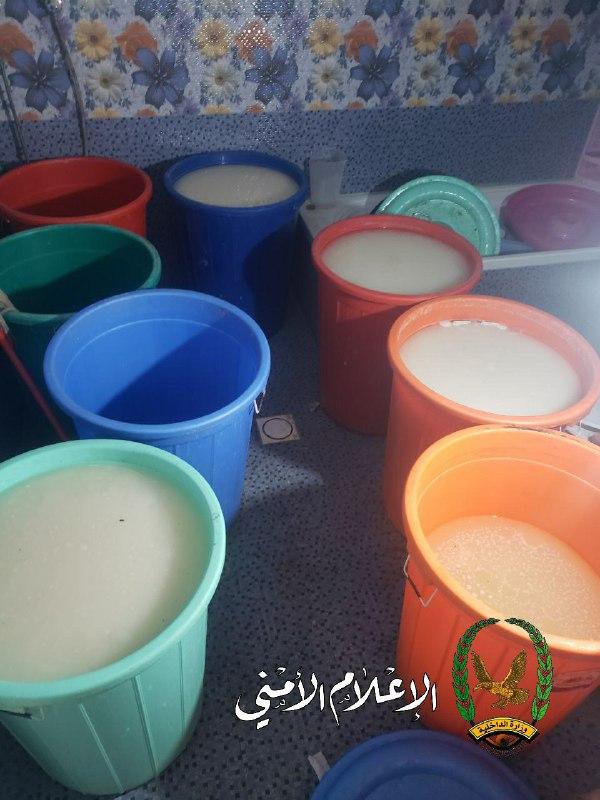 بحث إب يضبط معملا لتصنيع الخمور ويلقي القبض على المتهمين بتصنيعه وترويجه