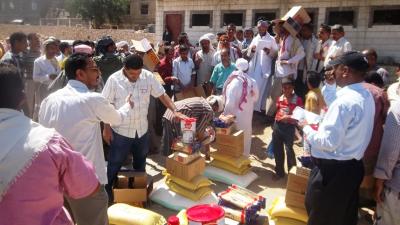بدعم من (ابو صالح ) جمعيه الوحده تدشن مشروع السله الغذائيه بمديريات محافظه تعز لعدد(2500)أسره .‎