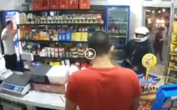 لص اقتحم متجر مواد غذائية وأطلق النار على نفسه بالخطأ