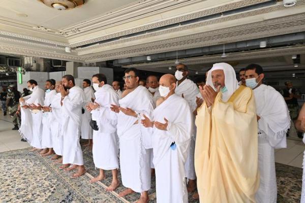 رئيس مجلس القيادة الرئاسي وأعضاء المجلس يؤدون مناسك العمرة (فيديو)