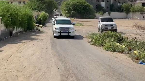 وزير الدفاع بالحكومة الشرعية يقوم بزيارة لمستشفى باصهيب في عدن (فيديو)