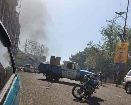 قصف حوثي بطائرات مسيرة على إدارة الأمن بمحيط حديقة جاردن سيتي وسط مدينة تعز 