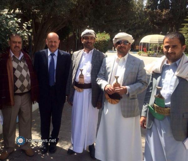 لن تصدق من كان برفقتهم.. صورة للرئيس العليمي واللواء بن عزيز في منزل صالح بصنعاء