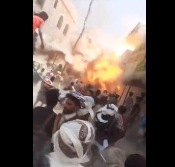 فيديو لحظة الانفجار.. مقتل وإصابة 35 يمنيًا في انفجار مخزن سلاح بمدينة لودر بأبين
