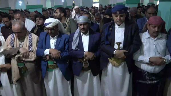 فيديو: طارق صالح في قلب مدينة تعز يؤدي صلاة العيد ويستقبل المهنئين وهذا ما قاله !