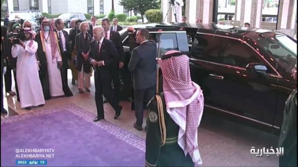 فيديو: لحظة استقبال الأمير محمد بن سلمان للرئيس الأمريكي بايدن في قصر السلام بجدة
