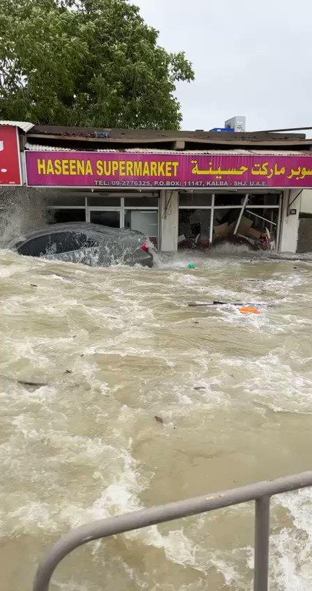 مشهد مروع للسيول تكسر كل ما امامها في إمارة الشارقة بالإمارات العربية المتحدة