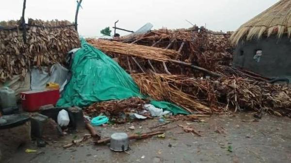 شاهد بالصور: أضرر كبيرة في مخيمات النازحين في عبس بمحافظة حجة جراء سيول الأمطار الغزيرة شاهد بالصور: أضرر كبيرة في مخيمات النازحين في عبس بمحافظة حجة جراء سيول الأمطار الغزيرة