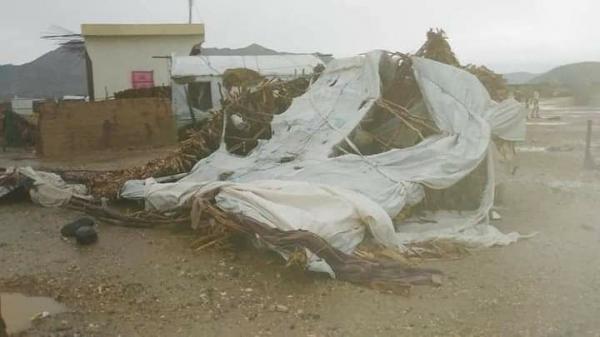 شاهد بالصور: أضرر كبيرة في مخيمات النازحين في عبس بمحافظة حجة جراء سيول الأمطار الغزيرة شاهد بالصور: أضرر كبيرة في مخيمات النازحين في عبس بمحافظة حجة جراء سيول الأمطار الغزيرة