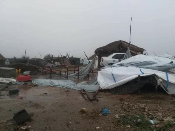 شاهد بالصور: أضرر كبيرة في مخيمات النازحين في عبس بمحافظة حجة جراء سيول الأمطار الغزيرة شاهد بالصور: أضرر كبيرة في مخيمات النازحين في عبس بمحافظة حجة جراء سيول الأمطار الغزيرة