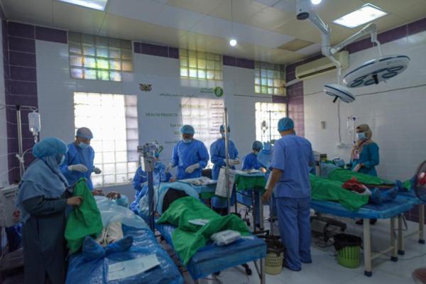 العون المباشر تجري (٢٧٥) عملية إزالة مياه بيضاء وزرع عدسات في أمانة العاصمة