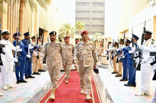 رئيس هيئة الأركان صغير بن عزيز يقوم بزيارة إلى قائد القوات المشتركة بالتحالف العربي