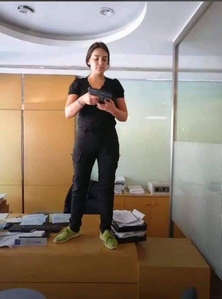 فتاة لبنانية تقتحم بنك بمسدس لعبة وتسترجع 30 الف دولار كانت عندهم