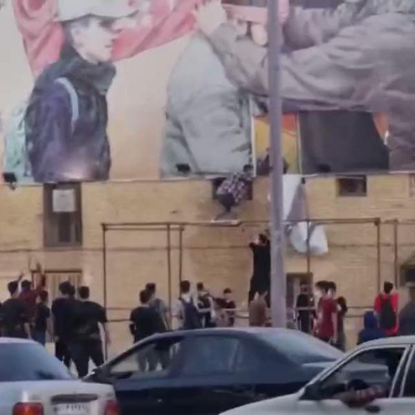 إيران: متظاهرون يحرقون صور كبيرة لقاسم سليماني في مسقط رأسه (فيديو)