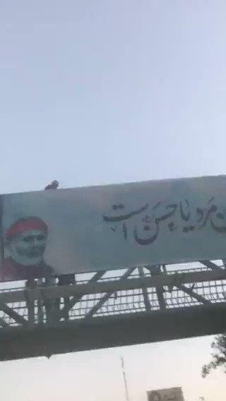 محتجون يحرقون صور خامنئي وسليماني في وسط طهران (فيديو)