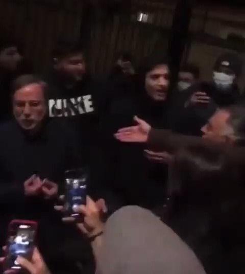 ثوار يحاصرون السفير الإيراني في لندن ويطالبونه ان يقول الموت لخامنئي (فيديو)
