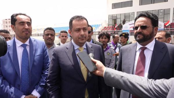 رئيس الوزراء معين عبدالملك يتحدث عن افتتاح ملعب رياضي في مأرب