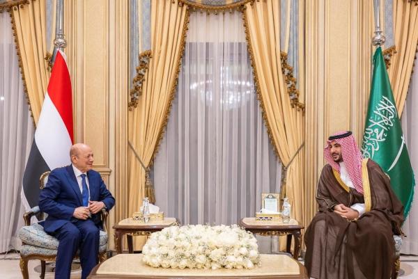 لقاء بين رئيس مجلس القيادة العليمي ووزير الدفاع السعودي خالد بن سلمان