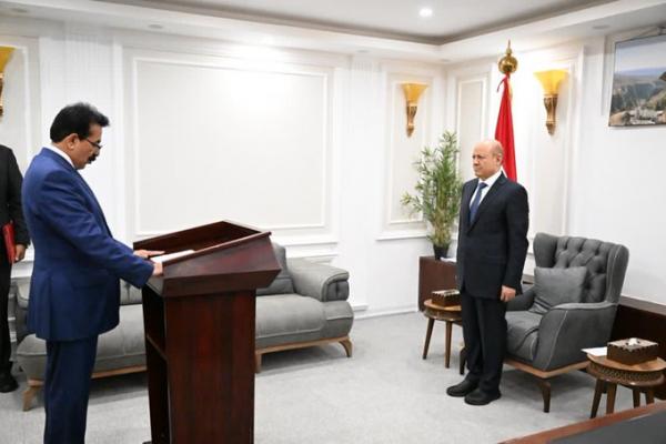 محافظ الجوف الجديد يؤدي اليمين امام رئيس مجلس القيادة الرئاسي .. ويقول: الجوف بوابة النصر