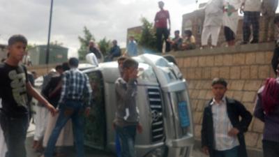 انقلاب سيارة برادو داخل السائلة بعد ظهر اليوم في العاصمة صنعاء