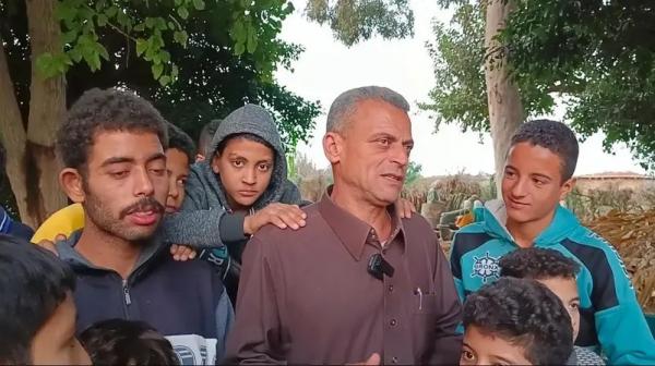 أسرة تصاب بالصدمة والذهول والفرحة بعد ظهور ابنها أمامهم بعد دفن جثته بشهر