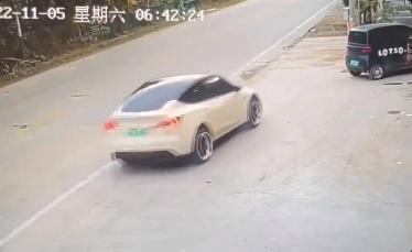 مقطع مروع لسيارة كهربائية من نوع «تسلا» تسببت بحوادث أدت لمقتل واصابة 5 اشخاص