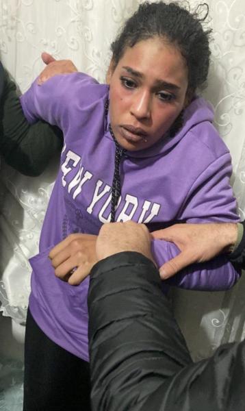 لحظة القبض على المشتبه بها في التفجير الارهابي في منطقة تقسيم باسطنبول من قبل السلطات التركية