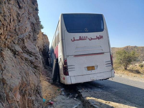 بفضل الله .. نجاة ركاب حافلة نقل جماعي من موت محقق  (صور)