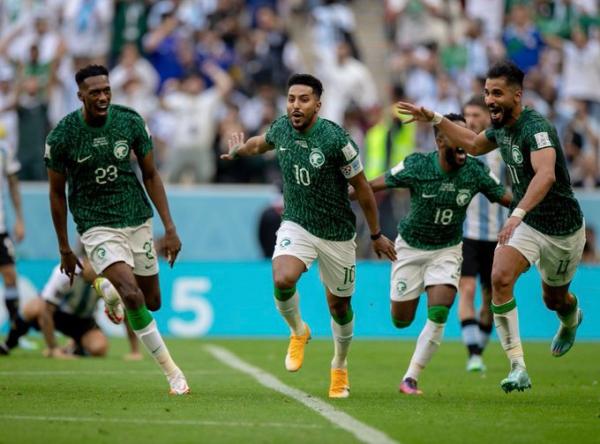 المنتخب السعودي يفجر مفاجأة من العيار الثقيل بعد فوزه على الارجنتين بهدفين لهدف