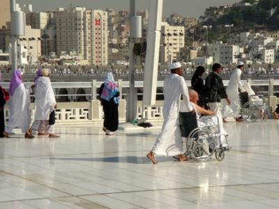 حاج يمني يكشف كذبة ابنه.. يعمل طوافاً وليس مديراً