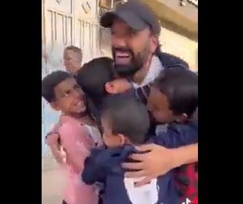 مواطن كويتي يزور اليمن ويلتقي بـ 10 أيتام كان يكفلهم منذ عشر سنوات في مشهد مؤثر