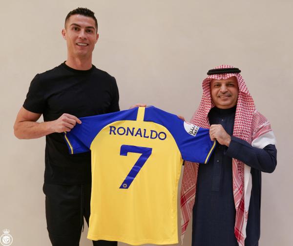 النصر السعودي يوقع رسمياً مع البرتغالي كريستيانو رونالدو لمدة موسمين ونصف