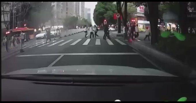دهس المشاة في غوانزو الصينية بشكل عشوائي (تحذير مقطع يحتوي على مشاهد عنيفة)