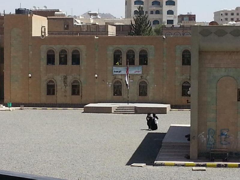 هذا ما حدث اليوم في احدى مدارس البنات بالعاصمة صنعاء.. لن تصدق ما حدث!