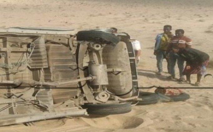 إصابة 6 أشخاص بينهم صحفيين ومسؤول محلي بحادث مروري في محافظة لحج