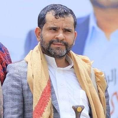 قيادي حوثي يعلن تبرعه بابنه لعبدالملك الحوثي