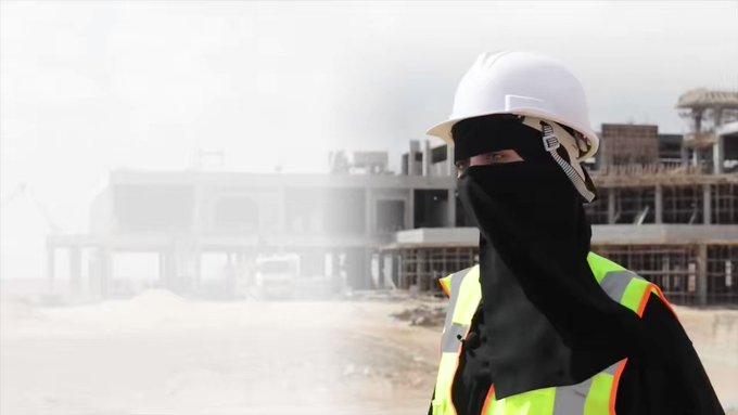 مهندسة يمنية ضمن العاملين البارزين في مشروع الملك سلمان في المهرة (فيديو)