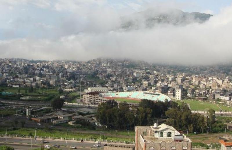 قيادي حوثي ينهب أرضية تابعة للكابتن فضل العرومي في إب