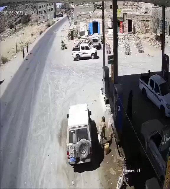 فيديو يظهر طقم يقوم بصدم ثلاثة اشخاص على متن دراجة نارية 