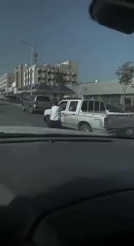 الرياض⁩ القبض على شخص لإغلاقه باب مركبته على يد آخر والمشي بسيارته في الشارع بعد شجار بينهما
